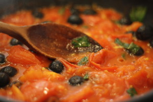 salsa de tomate y aceitunas
